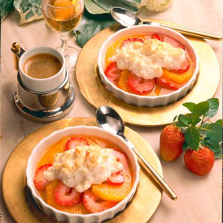 Erdbeer-Orangen-Salat mit Baiserhaube und Mandeln Rezept Erdbeer-Orangen-Salat mit Baiserhaube und Mandeln Rezept