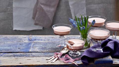 Erdbeer-Pannacotta auf Schokoladensoße Rezept - Foto: House of Food / Bauer Food Experts KG