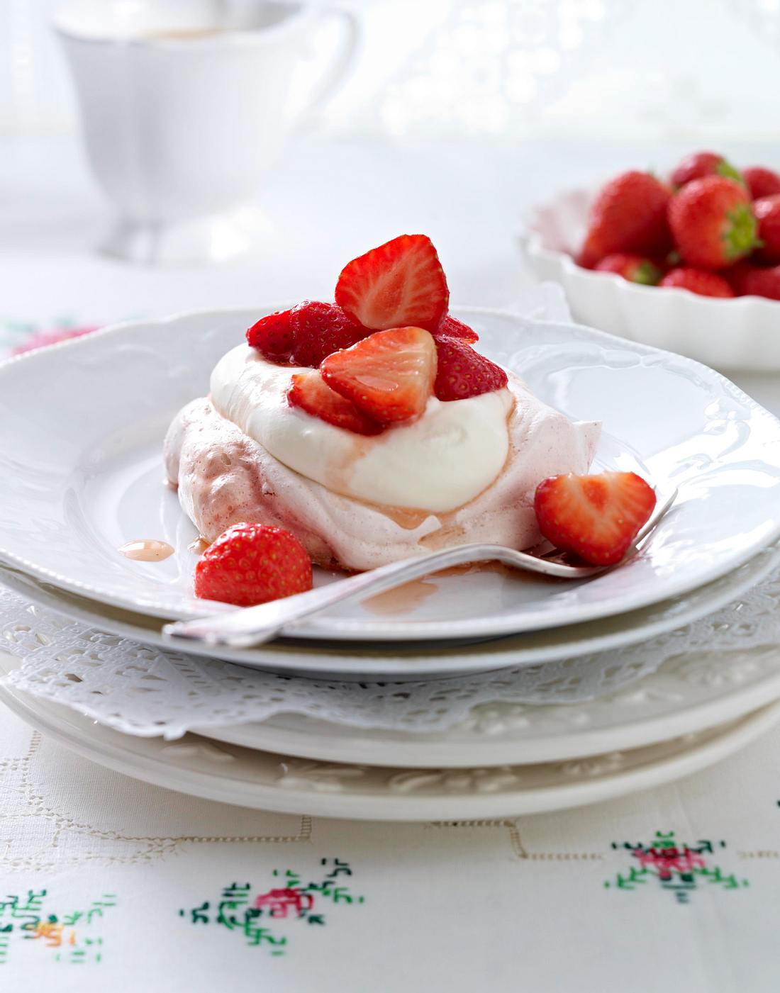 Erdbeer-Pavlova-Törtchen Rezept Erdbeer-Pavlova-Törtchen Rezept