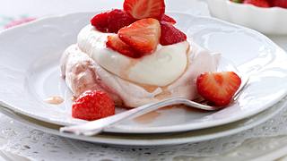 Erdbeer-Pavlova-Törtchen Rezept - Foto: House of Food / Bauer Food Experts KG