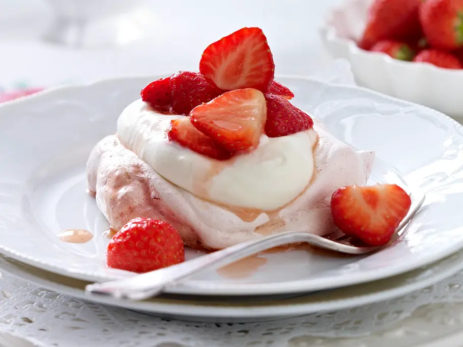Erdbeer-Pavlova-Törtchen Rezept Erdbeer-Pavlova-Törtchen Rezept