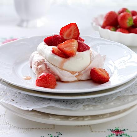 Erdbeer-Pavlovatörtchen/ Variante mit Soße Rezept Erdbeer-Pavlovatörtchen/ Variante mit Soße Rezept