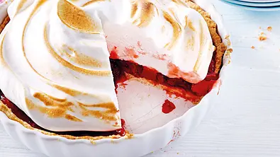 Erdbeer-Pie mit Marshmallowbaiser Rezept - Foto: LECKER @ Bauer Media Group