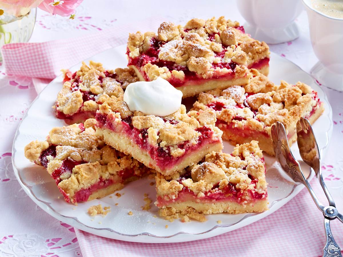 Erdbeer-Puddingkuchen vom Blech mit Streuseln Rezept