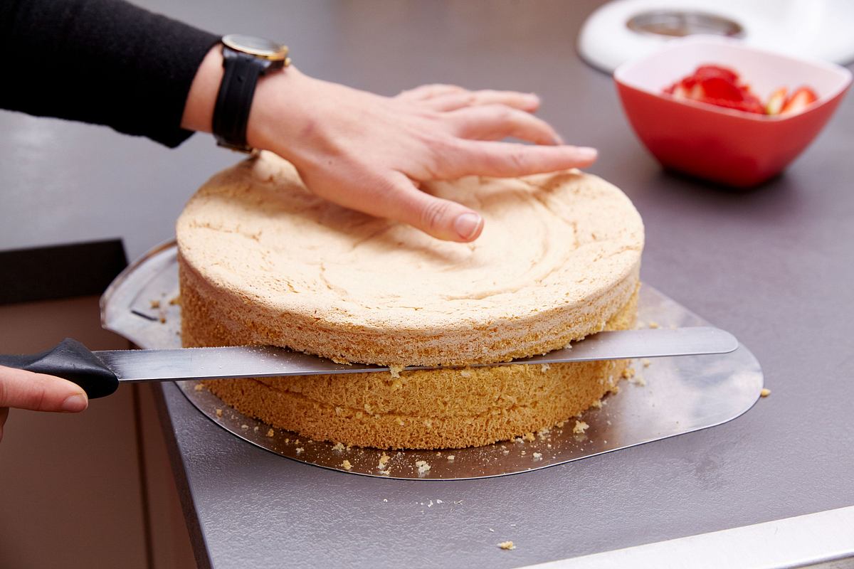 Biskuitboden für Erdbeer-Raffaello-Torte durchschneiden