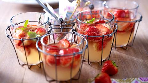 Erdbeer-Rhabarber-Bowle Rezept - Foto: House of Food / Bauer Food Experts KG