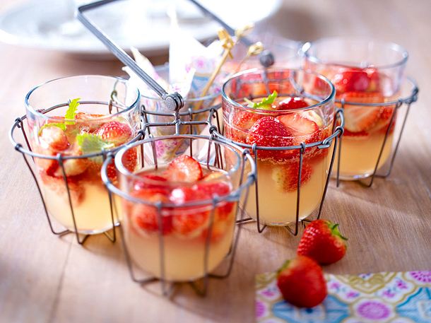 Erdbeer-Rhabarber-Bowle Rezept