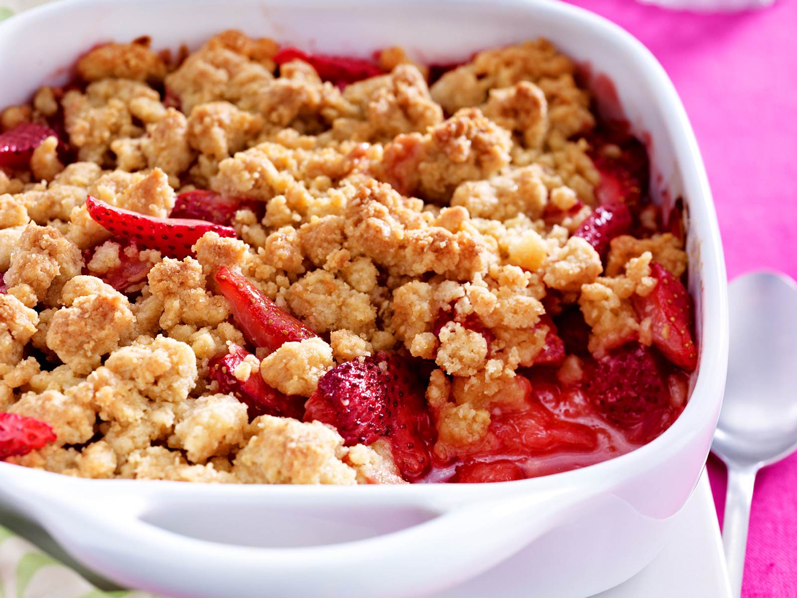 Erdbeer-Rhabarber-Crumble Rezept | LECKER
