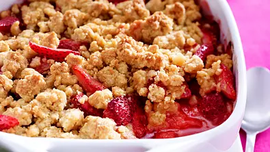 Erdbeer-Rhabarber-Crumble Rezept - Foto: LECKER @ Bauer Media Group