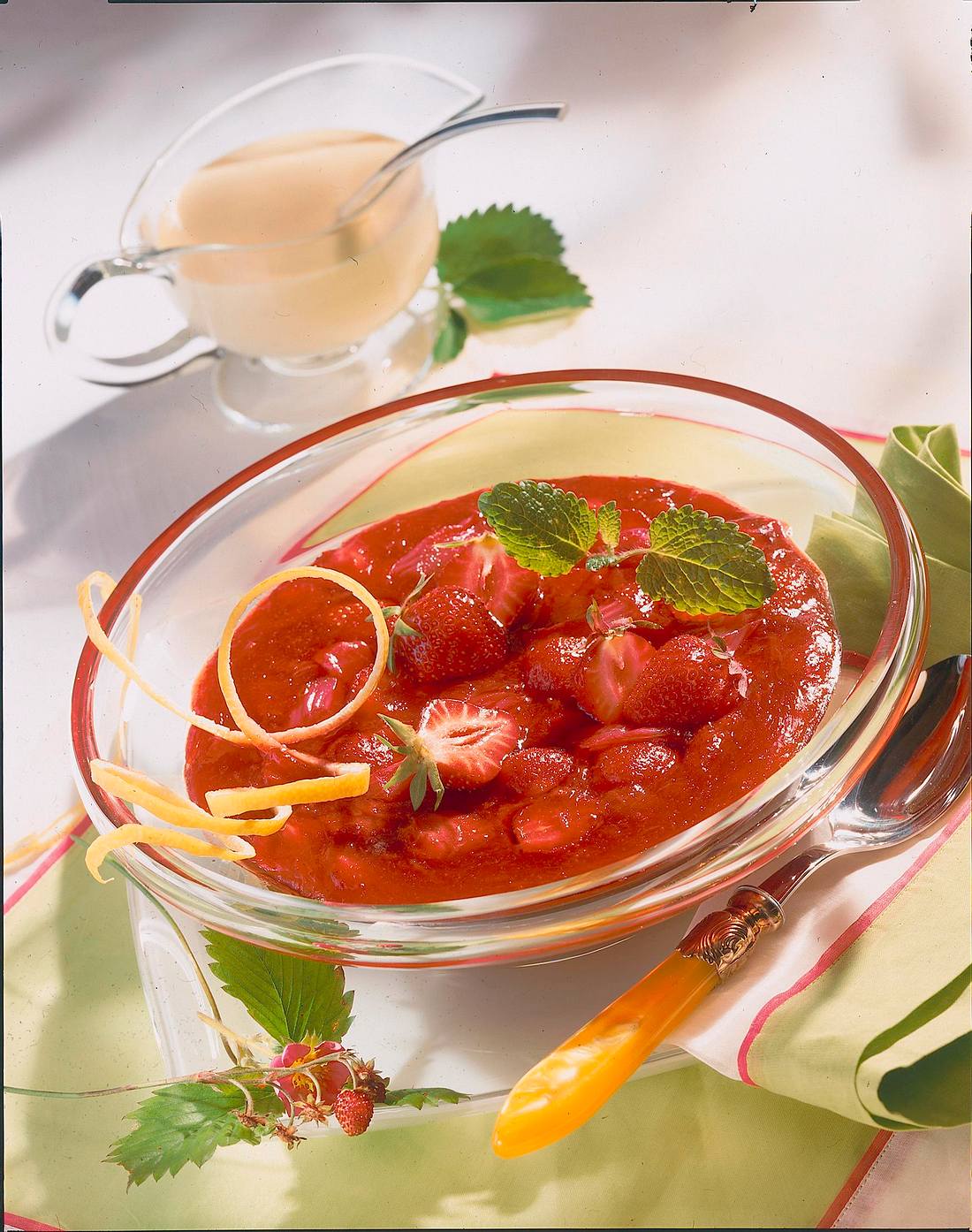 Erdbeer-Rhabarber-Grütze Rezept | LECKER