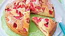 Erdbeer-Rhabarber-Joghurtkuchen, angeschnitten auf einem Tortenteller mit grüner Tortenspitze - Foto: LECKER @ Bauer Media Group Erdbeer-Rhabarber-Joghurtkuchen, angeschnitten auf einem Tortenteller mit grüner Tortenspitze - Foto: LECKER @ Bauer Media Group