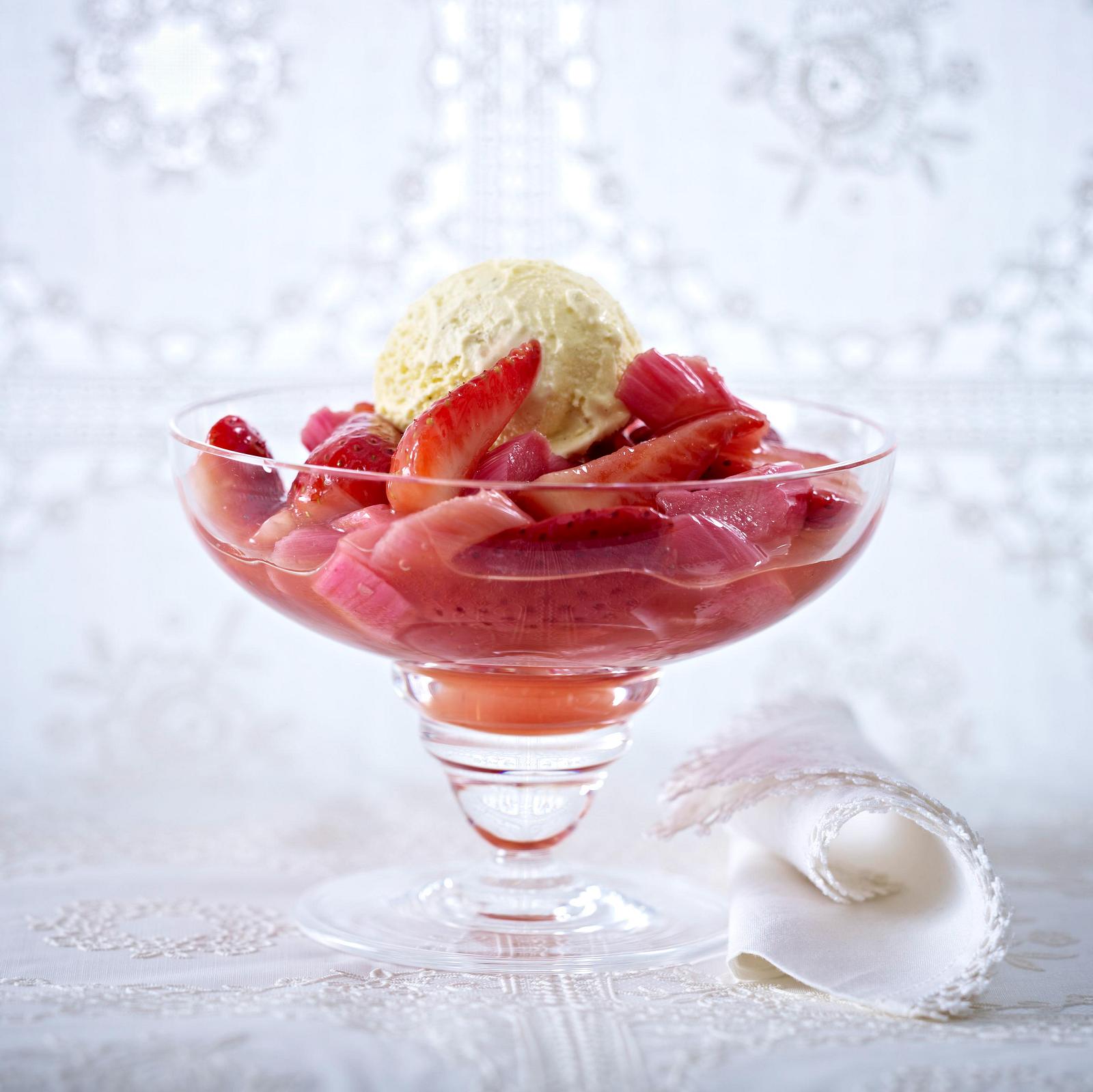 Erdbeer-Rhabarber-Kompott mit Ingwer und Vanilleeis Rezept | LECKER