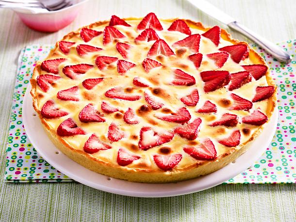 Erdbeer-Rhabarber-Tarte mit Zabaione-Creme Rezept Erdbeer-Rhabarber-Tarte mit Zabaione-Creme Rezept