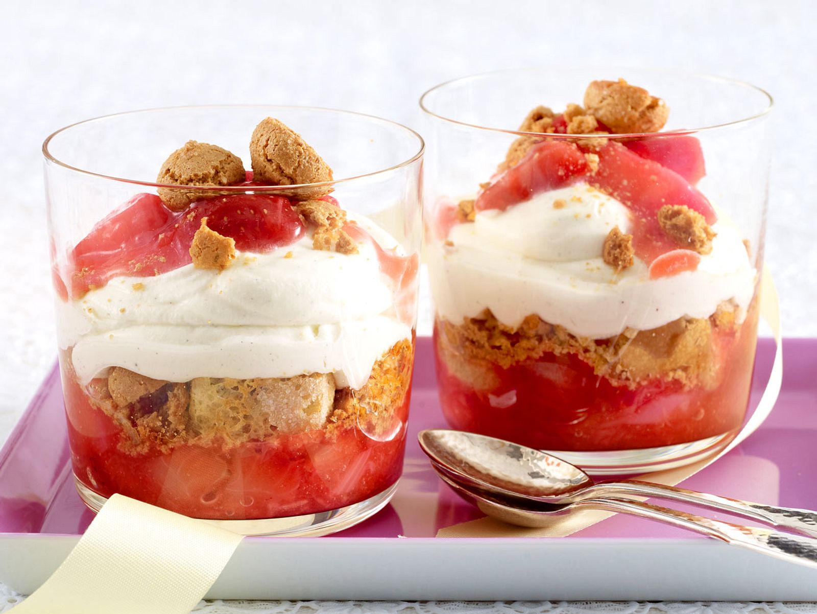 Erdbeer-Rhabarber-Tiramisu Rezept | LECKER