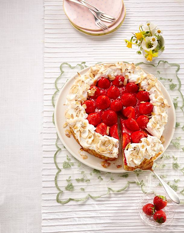 Erdbeer-Rhabarber-Torte Rezept | LECKER