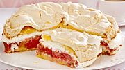 Top 5 Rezepte, die im Mai am besten schmecken: Erdbeer-Rhabarber-Torte - Foto: House of Food / Bauer Food Experts KG