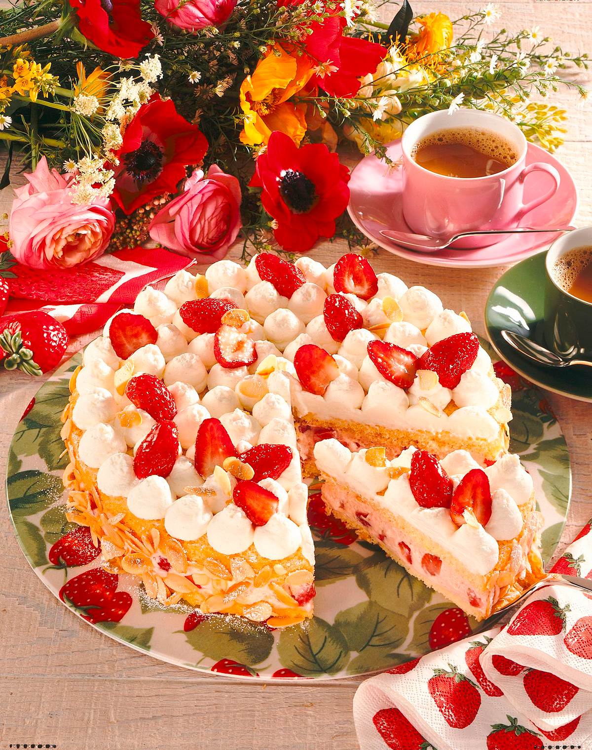 Erdbeer-Sahne-Creme-Torte Rezept | LECKER