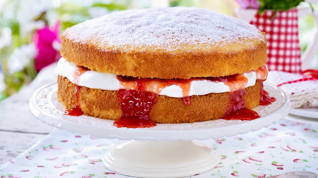 Erdbeer-Sahne-Kuchen Rezept - Foto: LECKER @ Bauer Media Group Erdbeer-Sahne-Kuchen Rezept - Foto: LECKER @ Bauer Media Group