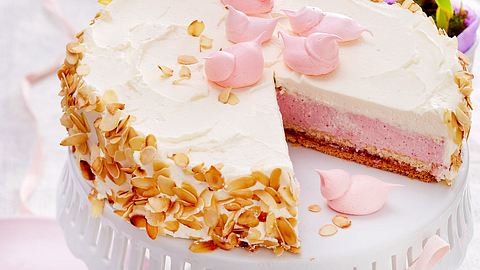 Erdbeer-Sahne-Torte mit Baiserküken Rezept - Foto: House of Food / Bauer Food Experts KG