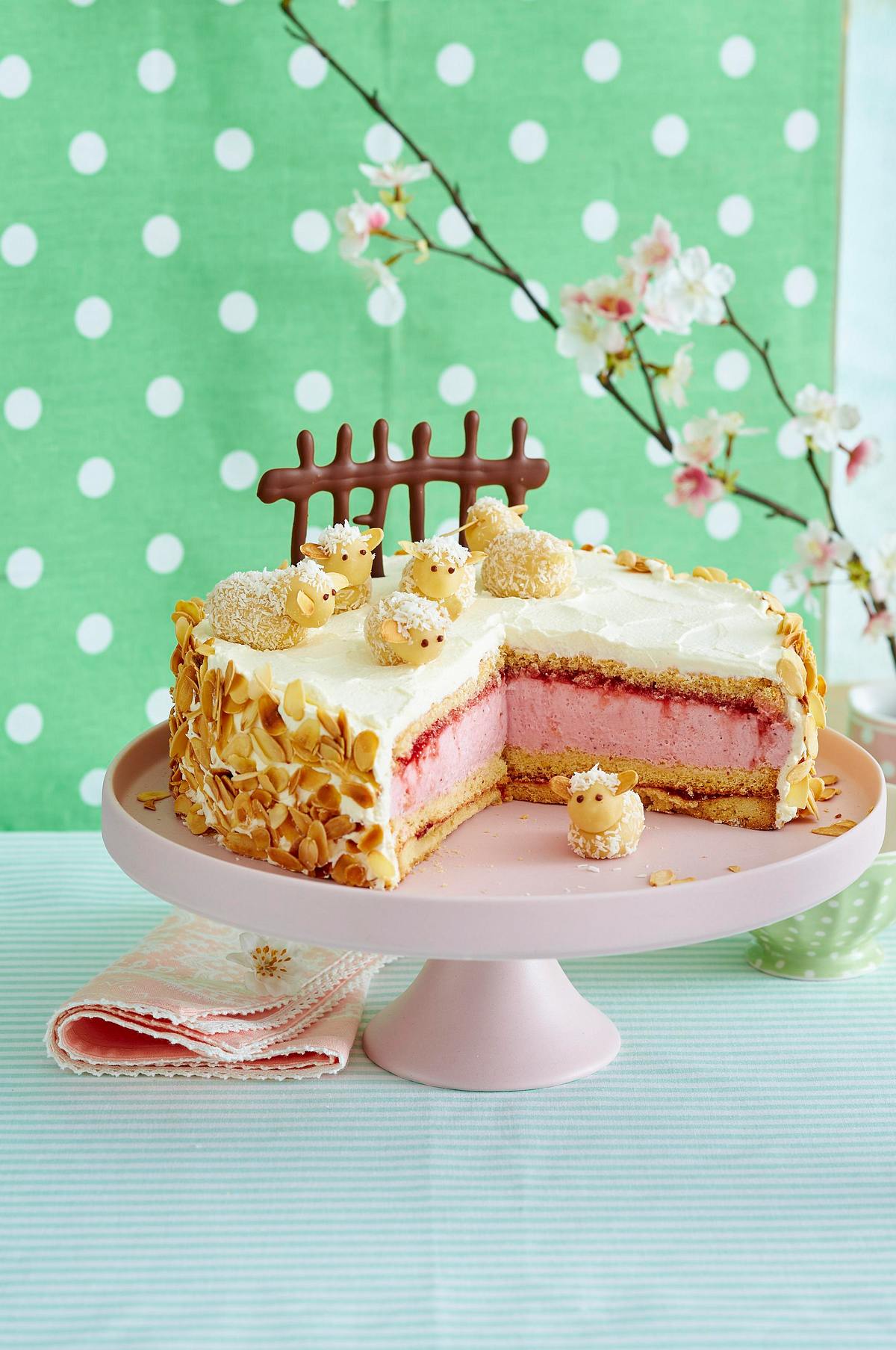 Erdbeer-Sahne-Torte mit Marzipan-Schafen Rezept