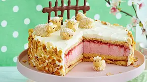 Erdbeer-Sahne-Torte mit Marzipan-Schafen Rezept - Foto: LECKER @ Bauer Media Group Erdbeer-Sahne-Torte mit Marzipan-Schafen Rezept - Foto: LECKER @ Bauer Media Group