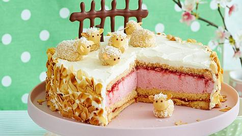 Erdbeer-Sahne-Torte mit Marzipan-Schafen Rezept - Foto: House of Food / Bauer Food Experts KG
