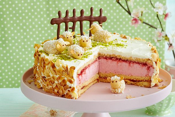Erdbeer-Sahnetorte mit süßen Marzipanschäfchen Rezept Erdbeer-Sahnetorte mit süßen Marzipanschäfchen Rezept