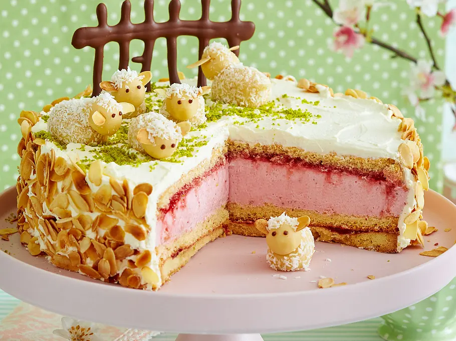 Erdbeer-Sahnetorte mit süßen Marzipanschäfchen Rezept