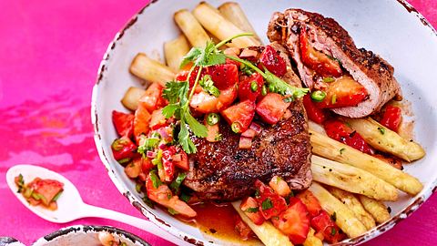 Erdbeer-Saltimbocca mit gebratenem Spargel Rezept - Foto: House of Food / Bauer Food Experts KG