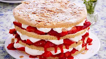 Erdbeer-Schicht-Torte Rezept - Foto: LECKER @ Bauer Media Group