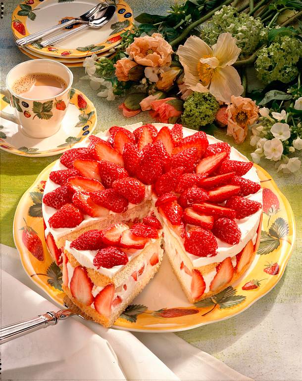 Erdbeer-Sekt-Torte Rezept | LECKER