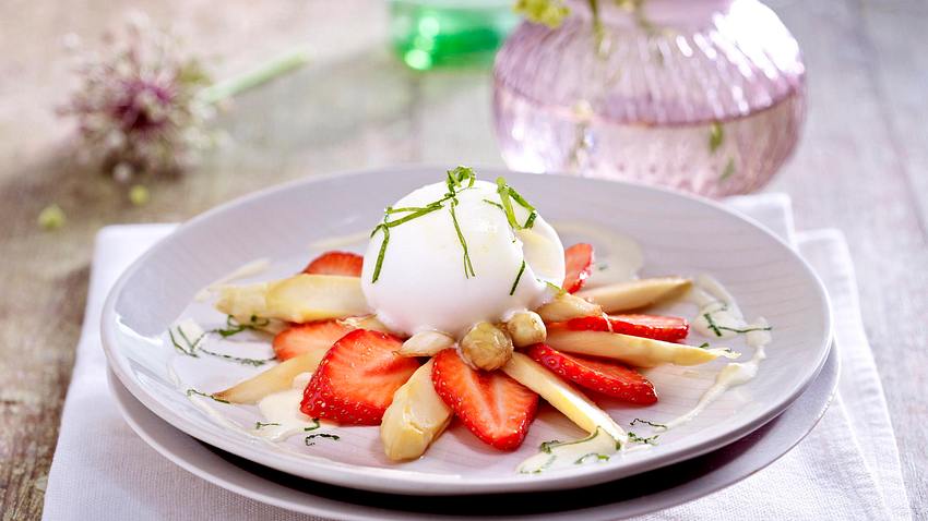 Erdbeer-Spargelsalat mit Zitronensorbet Rezept - Foto: House of Food / Bauer Food Experts KG
