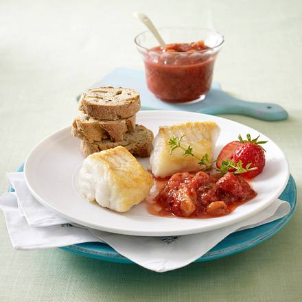 Erdbeer-Stachelbeer-Relish zu gebratenem Fischfilet Rezept Erdbeer-Stachelbeer-Relish zu gebratenem Fischfilet Rezept