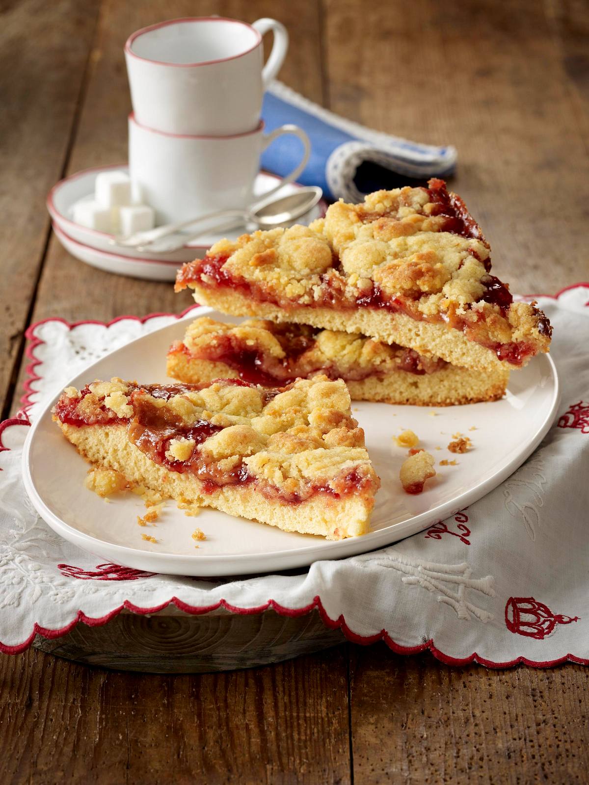 Erdbeer-Streusel-Ecken mit Karamellbonbons Rezept