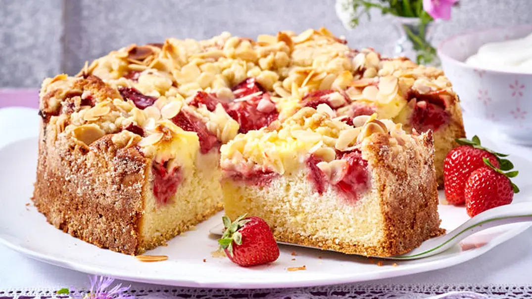 Erdbeer-Streusel-Kuchen Rezept - Foto: LECKER @ Bauer Media Group Erdbeer-Streusel-Kuchen Rezept - Foto: LECKER @ Bauer Media Group