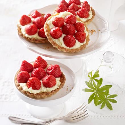 Erdbeer-Tarteletts mit Waldmeister-Sahnepudding Rezept Erdbeer-Tarteletts mit Waldmeister-Sahnepudding Rezept
