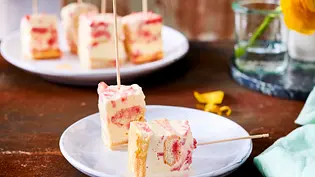 Erdbeer-Tiramisu-Happen „Frozen Florett“ Rezept - Foto: LECKER @ Bauer Media Group Erdbeer-Tiramisu-Happen „Frozen Florett“ Rezept - Foto: LECKER @ Bauer Media Group