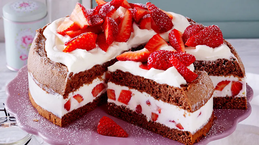 Erdbeer-Torte mit Haselnussbiskuit Rezept - Foto: LECKER @ Bauer Media Group Erdbeer-Torte mit Haselnussbiskuit Rezept - Foto: LECKER @ Bauer Media Group
