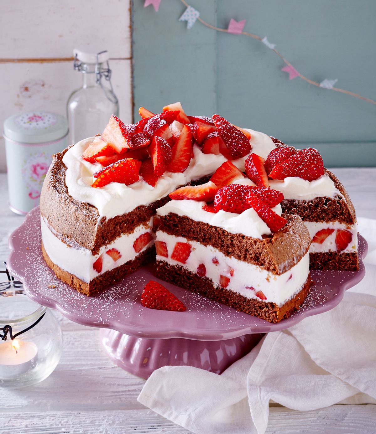 Erdbeer-Torte mit Haselnussbiskuit Rezept