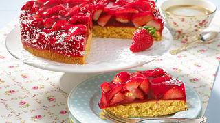 Erdbeer-Torte mit Kokos Rezept - Foto: House of Food / Bauer Food Experts KG