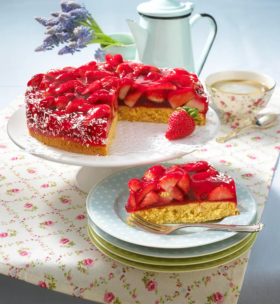 Erdbeer-Torte mit Kokos Rezept Erdbeer-Torte mit Kokos Rezept