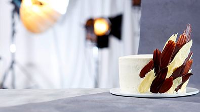 Erdbeer-Torte mit Pinselstrich-Verzierung Rezept - Foto: LECKER @ Bauer Media Group