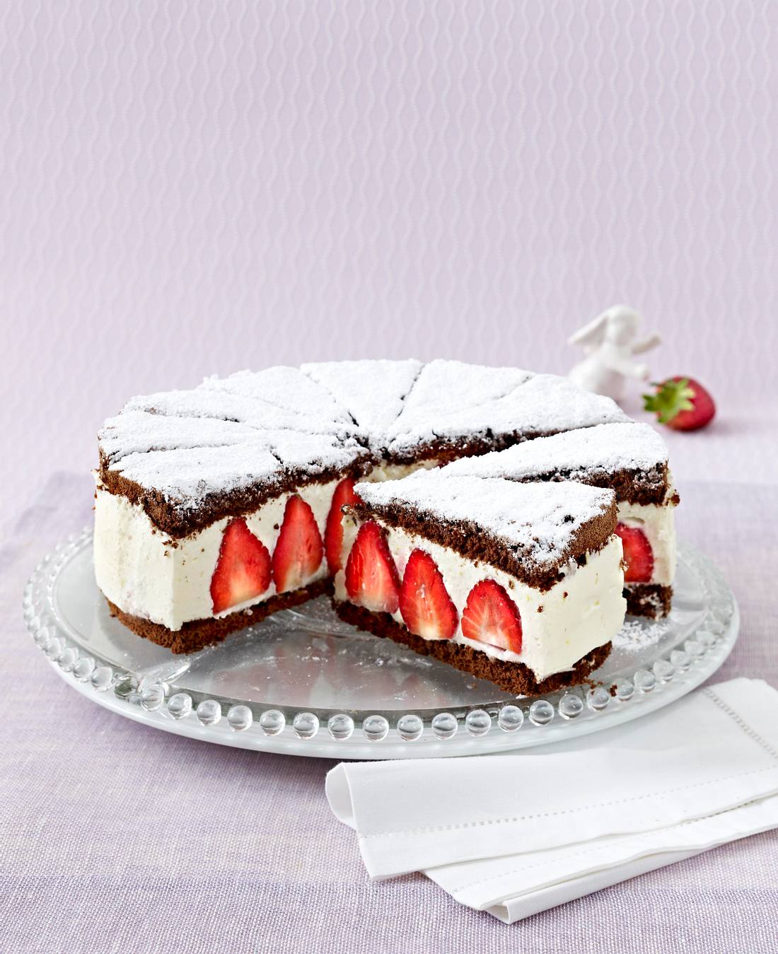 Erdbeer-Torte mit Schokobiskuit Rezept | LECKER