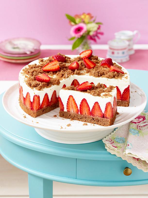 Erdbeer-Torte mit Schokoboden und Quarkcreme Rezept | LECKER