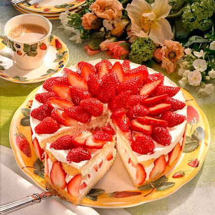 Erdbeer-Torte mit Sektcreme Rezept Erdbeer-Torte mit Sektcreme Rezept