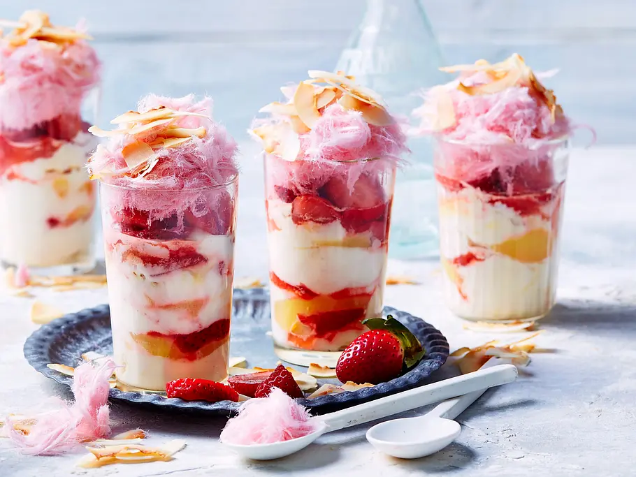 Erdbeer-Trifle mit Wölkchen-Haube Rezept Erdbeer-Trifle mit Wölkchen-Haube Rezept