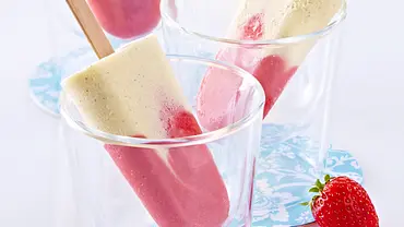 Erdbeer- und Vanille-Eis am Stiel Rezept - Foto: LECKER @ Bauer Media Group Erdbeer- und Vanille-Eis am Stiel Rezept - Foto: LECKER @ Bauer Media Group