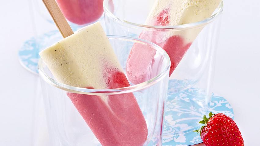 Erdbeer- und Vanille-Eis am Stiel Rezept - Foto: House of Food / Bauer Food Experts KG