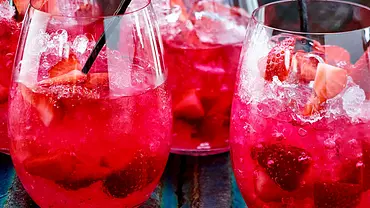 Erdbeer-Vanille-Bowle mit Limette und Gin Rezept - Foto: LECKER @ Bauer Media Group Erdbeer-Vanille-Bowle mit Limette und Gin Rezept - Foto: LECKER @ Bauer Media Group