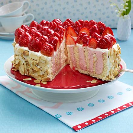 Erdbeer-Wickeltorte mit Prosecco Rezept Erdbeer-Wickeltorte mit Prosecco Rezept